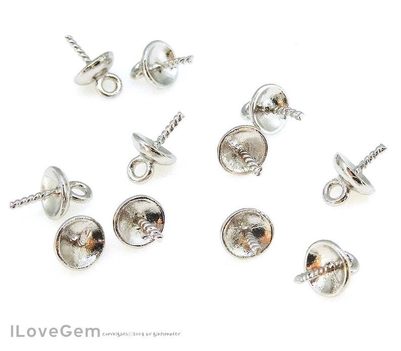 Pu&ograve; includere: Dieci punte per perline in metallo color argento con un anello e un filo ritorto. Le punte per perline sono progettate per essere utilizzate per la creazione di gioielli.