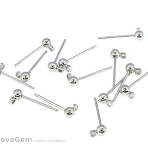 Peut inclure: Un ensemble de 10 tiges d'oreille en argent avec des boules rondes au sommet. Les tiges sont droites et ont une finition lisse.