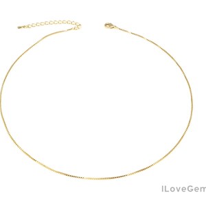 Puede incluir: Un collar de cadena de oro con cierre de caja. La cadena es fina y delicada.