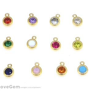 Puede incluir: Surtido de 10 colgantes de amuleto de tono dorado con piedras preciosas de diferentes colores. Cada colgante presenta una piedra preciosa redonda en un engaste de bisel. Las piedras preciosas incluyen rojo, verde, morado, azul, blanco, rosa, amarillo y turquesa.