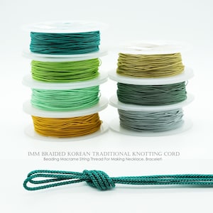 Puede incluir: Carretes de cordón trenzado coreano para anudar en varios colores, incluyendo verde, amarillo y gris. La imagen también muestra un primer plano de un cordón anudado, con el texto "IMM BRAIDED KOREAN TRADITIONAL KNOTTING CORD" y "Beading Macrame String Thread For Making Necklace, Bracelet!"