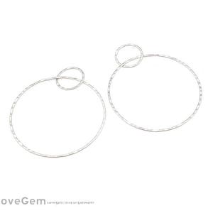 Puede incluir: Un par de pendientes de aro de plata con un acabado texturizado. Los aros están conectados por un círculo más pequeño.