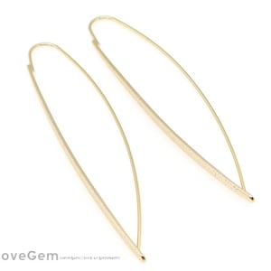 以下が含まれることがあります： 細長い曲線デザインのゴールドカラーのイヤリングのペア。イヤリングは滑らかでマットな仕上がりで、シンプルでエレガントなスタイルで、普段使いや特別な機会に最適です。