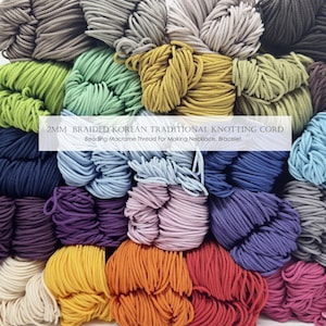 Può includere: Una collezione di cordoncino intrecciato coreano tradizionale da 2 mm. L'immagine mostra varie tonalità, tra cui verde, giallo, arancione, viola e blu. Il cordoncino è adatto per realizzare collane e braccialetti.