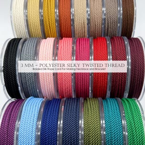 Puede incluir: Carretes de hilo trenzado de poliéster sedoso de 3 mm en varios colores. El texto en la imagen dice "3 MM - POLYESTER SILKY TWISTED THREAD" y "Braided Silk Rope Cord For Making Necklace and Bracelet."