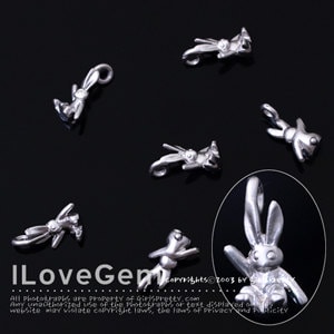 Puede incluir: Seis encantos de conejo de plata con un bucle para sujetar a un collar o pulsera. Los encantos miden aproximadamente 2,5 cm de largo y presentan un diseño de conejo detallado.