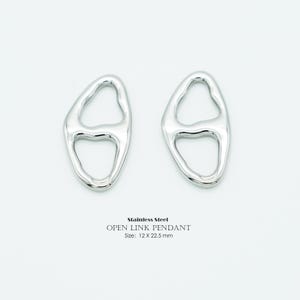 Può includere: Due ciondoli a maglia aperta in acciaio inossidabile. Ogni ciondolo ha una forma ovale irregolare con una grande apertura. Il testo sull'immagine recita "Stainless Steel OPEN LINK PENDANT Dimensioni: 12 x 22,5 mm."