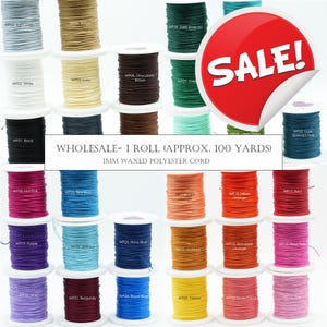 Peut inclure: Plusieurs bobines de fil de polyester ciré de 1 mm, dans des couleurs variées, dont le noir, le blanc, le bleu, le vert et l'orange. L'image comprend un autocollant rouge "SALE!" et le texte "WHOLESALE - 1 ROLL (APPROX. 91 MÈTRES)".