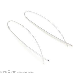 以下が含まれることがあります： 長く、細く、湾曲したデザインのシルバー製のドロップイヤリングのペアです。