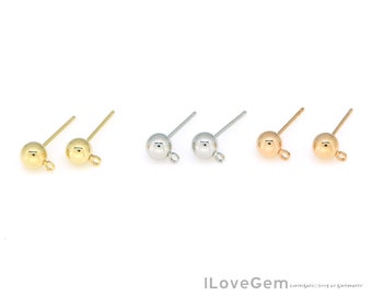 Op de afbeelding: Drie paar oorbelsluitingen met een kleine bal aan het einde van de pen. De sluitingen zijn in goud, zilver en rosé goud.