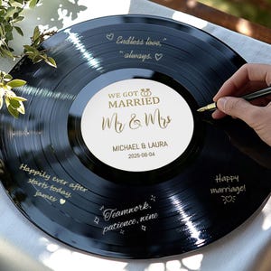 Retro vinyl record wedding signature plate, Uguest sign-in book alternative, Customize the names and dates of the newlyweds