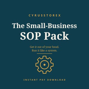 Può includere: Una grafica digitale blu petrolio scuro con il testo CYRUSSTOREX, The Small-Business SOP Pack, Get it out of your head. Run it like a system. e INSTANT PDF DOWNLOAD in bianco e oro, con un'icona a forma di ingranaggio dorato al centro.