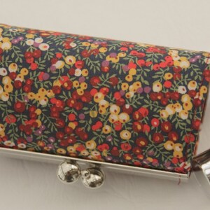 Custodia per rossetto/ Custodia per balsamo labbra/ struttura in metallo argentato/ cotone Liberty/ bacche viola bianche rosse su nero