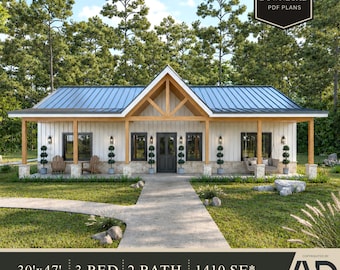 Peut inclure: Un ensemble de plans architecturaux numériques pour une maison de plain-pied avec un toit en métal sombre, un bardage vertical blanc et une base en pierre. La façade comprend un porche couvert avec des poutres en bois, une entrée centrale et des fenêtres. Le texte indique 30'x47', 3 BED, 2 BATH, 1410 SF.