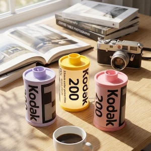 Een op Kodak 200 geïnspireerde filmrollamp in zachte pastelkleuren, gemaakt voor fotografen, filmliefhebbers en retro-bureauopstellingen
