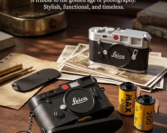 Peut inclure: Un étui porte-clés miniature noir pour pellicule Leica M6 avec un anneau métallique argenté, accompagné d'un modèle d'appareil photo Leica M6 argent et noir et deux cartouches de film jaunes. Le texte indique CLASSIC REBORN Miniature M6 Film Case & Keychain.