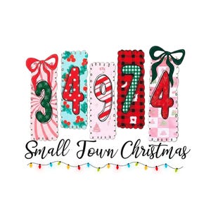 Puede incluir: Un gráfico con temática navideña con los números 3, 4, 9, 7 y 4 en pancartas decorativas. Cada pancarta presenta un patrón único, incluyendo rayas, acebo y cuadros. El texto "Small Town Christmas" está debajo, con una cadena de luces de colores.