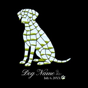 Op de afbeelding: Een grafisch ontwerp met een zittend honden silhouet gevuld met een landschapsmozaïek van groene velden en blauwe luchten. De woorden "Dog Name" zijn in elegant schrift eronder geschreven, samen met een datum en een voetafdruk op een zwarte achtergrond.