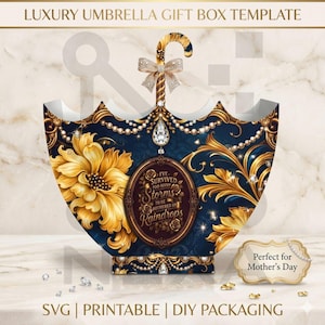 Op de afbeelding: Een luxe paraplu cadeauverpakking sjabloon met een marineblauwe achtergrond en een gouden bloemen- en krulwerkontwerp. De doos bevat de tekst "Ik heb te veel stormen overleefd om me door regendruppels te laten storen" en is gelabeld "Perfect voor Moederdag."
