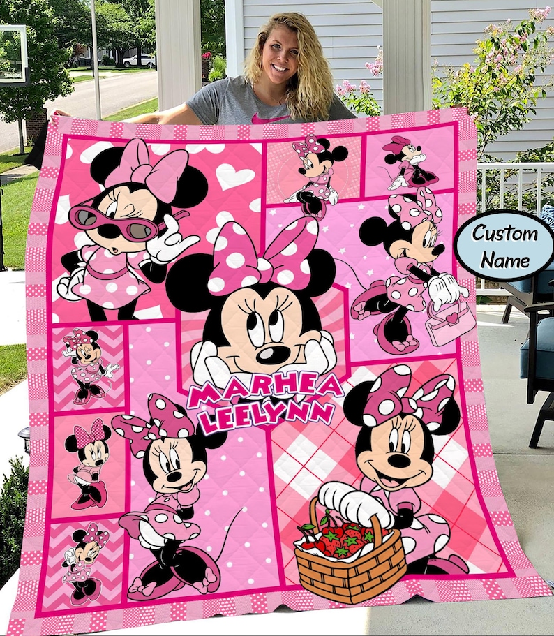 Puede incluir: Un edred&oacute;n rosa de Minnie Mouse con m&uacute;ltiples im&aacute;genes de Minnie en varias poses, sobre un fondo rosa con lunares blancos y corazones. El edred&oacute;n tiene un nombre personalizado en el centro. El edred&oacute;n est&aacute; hecho de un material suave.