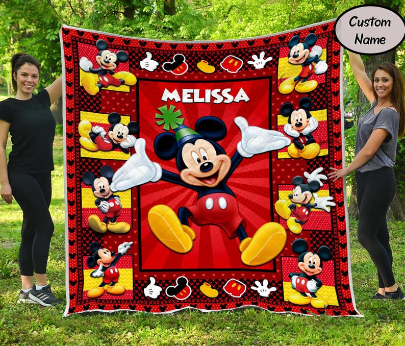 Puede incluir: Una manta roja y negra de Mickey Mouse con el nombre "MELISSA" en blanco. La manta presenta m&uacute;ltiples im&aacute;genes de Mickey Mouse en varias poses. El borde tiene iconos de Mickey Mouse.