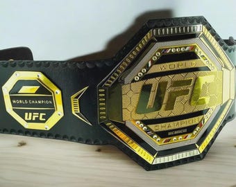 Cintura replica del campionato UFC Legacy - Titolo MMA taglia adulto / Piastre da 2 mm/4 mm / Regalo definitivo per gli appassionati di combattimento