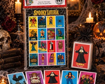 Op de afbeelding: Een Spooky Loteria kaartspel in een doorzichtige plastic verpakking met een raster van zestien horror-illustraties met Spaanse en Engelse tekst, vergezeld van een kaartspel in een zwart organza zakje en vijf losse kaarten.