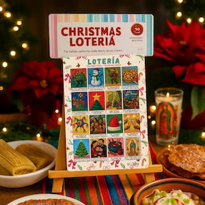 Puede incluir: Un juego de cartas de Lotería de Navidad exhibido en un pequeño caballete de madera. La tarjeta presenta ilustraciones coloridas y el texto "Christmas Lotería". El juego incluye una tarjeta superior con el texto "Christmas Lotería" y "50 premios".
