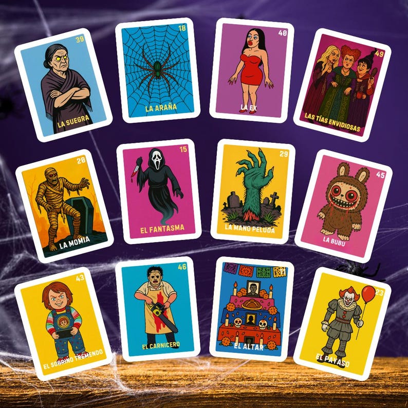 K&ouml;nnte beinhalten: Eine Sammlung von elf rechteckigen Spielkarten mit farbenfrohen Illustrationen von Horror-Charakteren und Symbolen, die jeweils mit spanischem Text beschriftet sind, darunter La Suegra, La Ara&ntilde;a, La Ex, Las T&iacute;as Envidiosas, La Momia, El Fantasma, La Mano Peluda, La Bubu, El Sobrino Tremendo, El Carnicero, El Altar und El Payaso.
