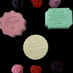 Set regalo di saponi artigianali alla rosa per la mamma, collezione di 6 pezzi con decorazioni a rilievo.