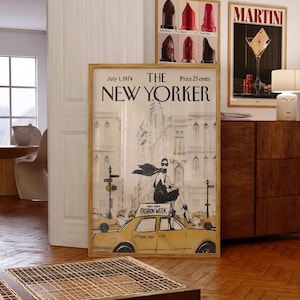 Pode incluir: Uma capa emoldurada da revista The New Yorker de 1 de julho de 1974, com uma ilustração a preto e branco de uma pessoa sentada num táxi amarelo com um sinal que diz Fashion Week, contra um fundo de edifícios da cidade e táxis.