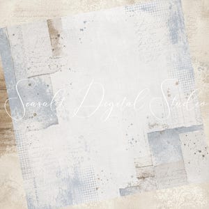Puede incluir: Un papel digital con un collage de texturas en azul claro y beige, que incluye escritura a mano, patrones de cuadr&iacute;cula, puntos de semitono y salpicaduras de pintura. El texto Seasalt Digital Studio est&aacute; superpuesto en cursiva blanca.