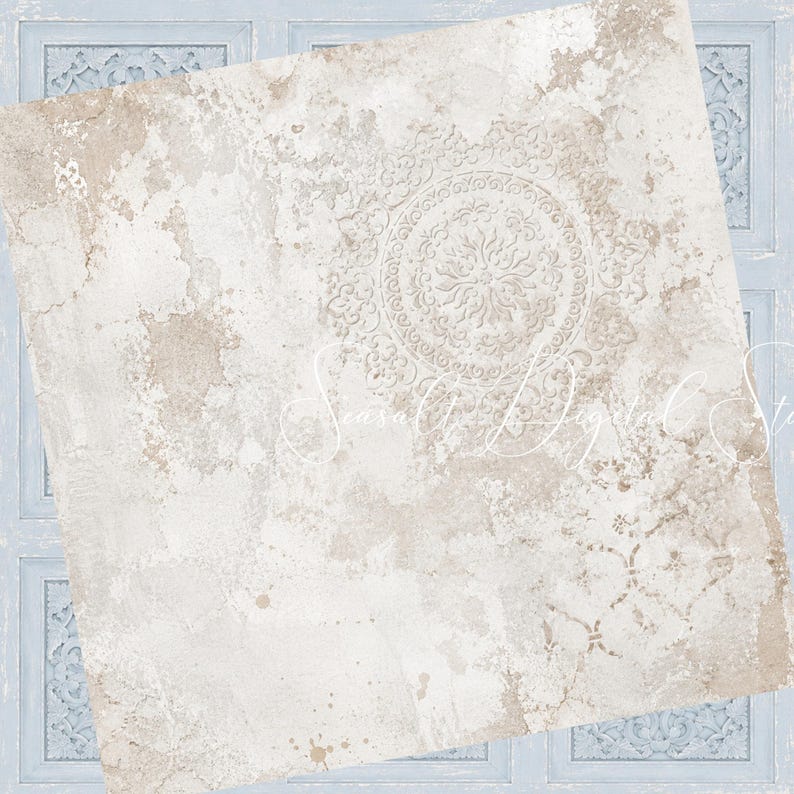 Puede incluir: Un fondo digital cuadrado que presenta una superficie texturizada en color blanco roto y beige desgastado, con un sutil patr&oacute;n de mandala circular en relieve en el cuadrante superior derecho y tenues salpicaduras de pintura envejecida en la parte inferior.
