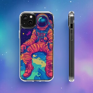 Puede incluir: Funda transparente para teléfono con una colorida ilustración de un astronauta con traje espacial. El astronauta está sentado sobre una superficie similar a un planeta, con un fondo estrellado. La funda se muestra de frente y de lado, destacando su diseño y perfil.