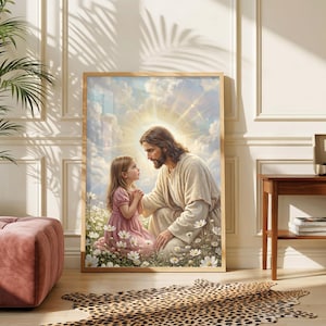 Peut inclure: Une impression encadrée représente un homme et une jeune fille dans un champ de fleurs blanches. L'homme, avec de longs cheveux et une barbe, est agenouillé, regardant la fille. La fille porte une robe rose. L'arrière-plan présente une lumière vive.