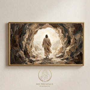 Puede incluir: Una pintura al óleo representa una figura saliendo de una cueva hacia una luz brillante. La obra de arte está enmarcada en un marco rectangular dorado. La paleta de colores de la pintura incluye tonos de marrón, beige y blanco. El texto "HIS PRESENCE PORTRAITS" está en la parte inferior.