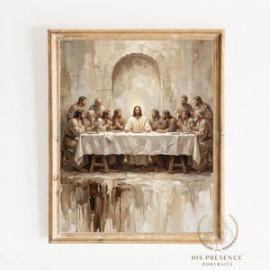 Puede incluir: Pintura enmarcada que representa la Última Cena. La obra de arte muestra a Jesús y sus discípulos sentados alrededor de una mesa cubierta con un mantel blanco. La pintura tiene una paleta de colores cálidos y un marco de madera marrón claro.