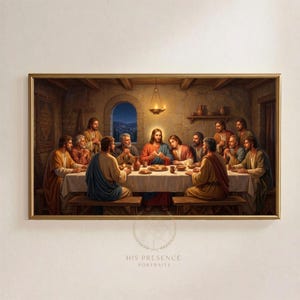Könnte beinhalten: Ein gerahmter horizontaler Wandkunstdruck, der das letzte Abendmahl zeigt, mit Jesus in der Mitte eines langen Tisches und zwölf Figuren in Gewändern. Die Szene spielt in einem rustikalen Steinraum mit einer Lampe und dem Text HIS PRESENCE PORTRAITS.