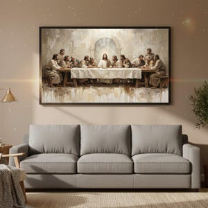 Puede incluir: Pintura enmarcada que representa la Última Cena, con Jesús y sus discípulos sentados a una mesa larga. La obra presenta tonos apagados y un estilo clásico, colgada sobre un sofá gris en un salón.