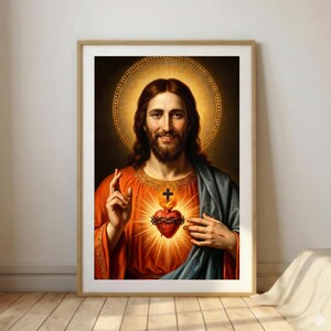Puede incluir: Una impresión de arte mural enmarcada que representa un retrato de Jesucristo con cabello largo castaño y barba. Viste una túnica roja y un manto azul, con un Sagrado Corazón brillante que presenta una cruz y una corona de espinas.