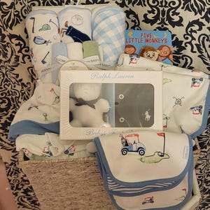 Panier cadeau golf pour bébé garçon : polo Ralph Lauren, livre et accessoires
