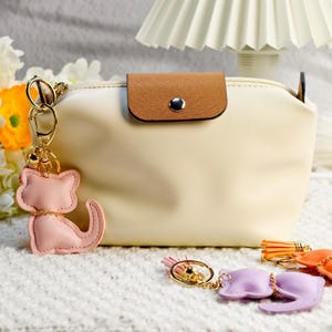 Porte-clés chat en cuir fait main, breloque de sac motif chat mignon pour cartable, cabas et clés, cadeau pour amoureux des animaux de compagnie pour elle, accessoire en cuir sur le thème des chats