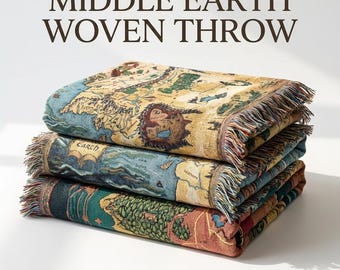 Coperta tessuta con mappa fantasy personalizzata, arazzo con nome personalizzato della Terra di Mezzo, regalo per figlio libresco, regalo per figlia libresca in stile vintage LotR