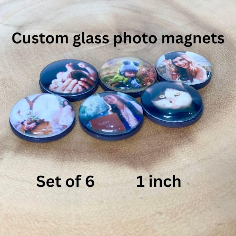Peut inclure: Ensemble de six aimants photo en verre personnalis&eacute;s de 2,5 cm. Les aimants pr&eacute;sentent une vari&eacute;t&eacute; d'images, notamment un chat, un enfant et un couple.