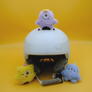 Kleine Monster Helmzubehör, Ski Snowboard Fahrrad Motorrad alle Helme! Stick on Plüsch mit Clipschnalle, GoPro Insta360 einfach zu tauschen