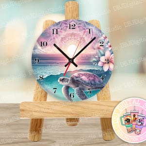 Könnte beinhalten: Ein Holzstaffelei mit einem runden Zifferblatt, das einen farbenfrohen Sonnenuntergang, Ozeanwellen, eine Meeresschildkröte und ein Mandala-Design zeigt. Das Zifferblatt hat römische Ziffern für die Stunden und schwarze Zeiger. Die Staffelei steht auf einer Holzoberfläche.