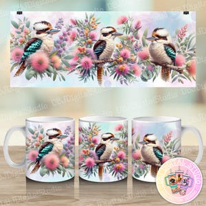 Peut inclure: Mugs en céramique blanche et une affiche avec une illustration à l'aquarelle de kookaburras perchés sur des branches au milieu de fleurs roses et violettes. Les tasses et l'affiche ont une palette de couleurs pastel, avec le texte "DBJDigital Studio".