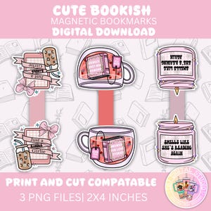 Op de afbeelding: Roze digitale download met magnetische boekenleggers met een boeken thema. Ontwerpen omvatten een Kindle, een theekopje met een boek en een kaars. Tekst bevat "Just a Kindle Girlie" en "Smells Like She's Reading Again". Elke boekenlegger is 5.08 x 10.16 cm.