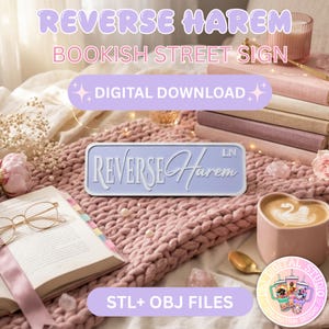 Könnte beinhalten: Ein rechteckiges, hellviolettes Schild mit weißer, erhabener Schrift, auf dem REVERSE Harem LN steht. Das Schild hat ein klares, modernes Design mit einem weißen Rand und wird als digitale Datei zum Herunterladen angeboten.