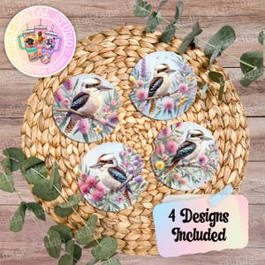 Puede incluir: Cuatro posavasos redondos con una ilustración colorida de un kookaburra con flores rosas y moradas. Los posavasos están sobre una superficie de paja tejida. El texto "4 Designs Included" está en un rectángulo blanco.
